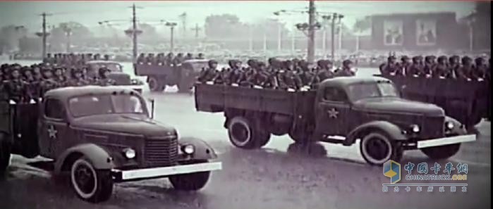 解放軍車(chē)，在天安門(mén)廣場(chǎng)成功受閱！